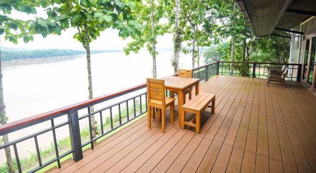vecteezy_wooden-table-and-chairs-on-balcony-and-nature-green-tree_7764473_742Cropweb