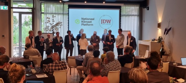 sprekers met logo's op scherm